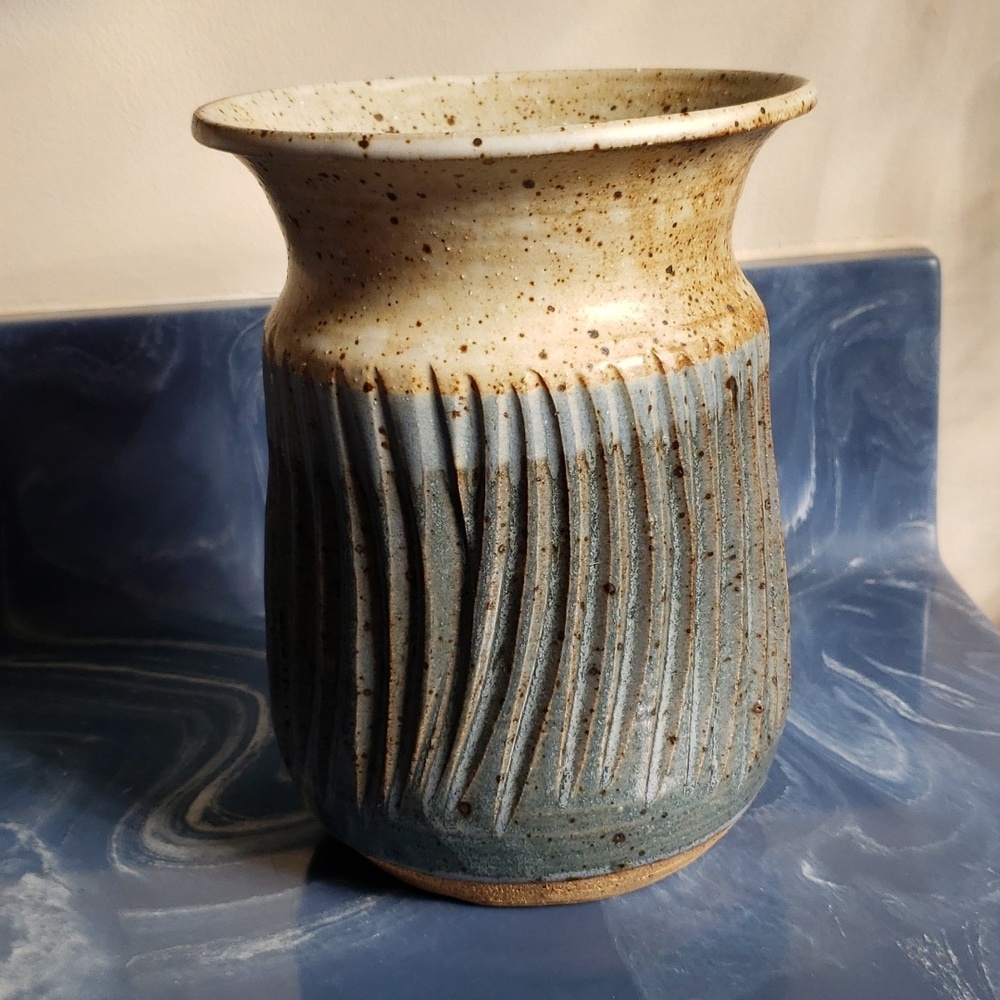 Pottery vessel/vase 7in signed
